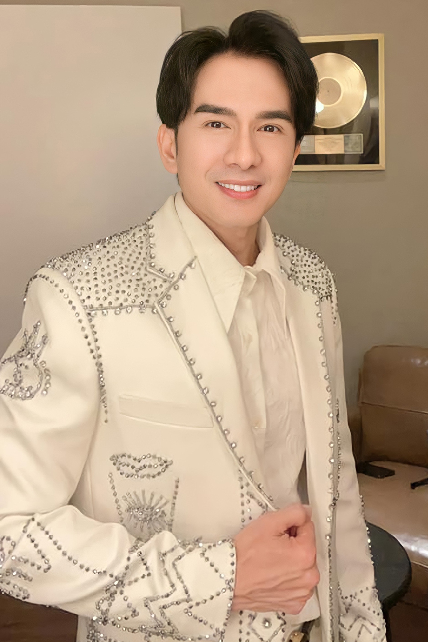 Loạt sao nam Vbiz cùng tuổi nhưng ngoại hình lại khác biệt đến ngỡ ngàng - Ảnh 7.