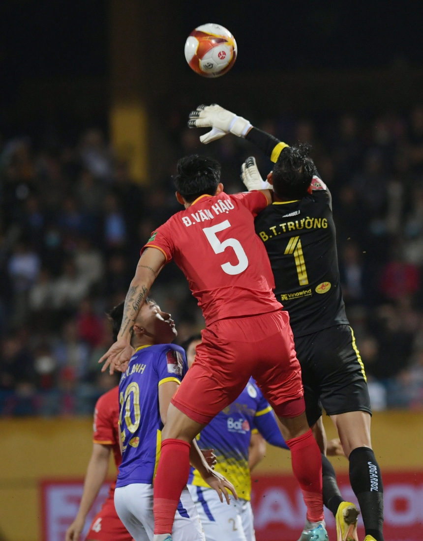 Bùi Hoàng Việt rách tất, bầm trán sau va chạm trong trận đấu với CLB Hà Nội - Ảnh 2. Bùi Hoàng Việt rách tất, bầm trán sau va chạm trong trận đấu với CLB Hà Nội - Ảnh 2.