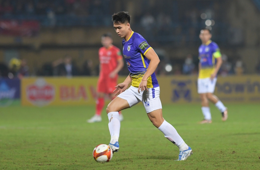 Bùi Hoàng Việt rách tất, bầm trán sau va chạm trong trận đấu với CLB Hà Nội - Ảnh 1. Bùi Hoàng Việt rách tất, bầm trán sau va chạm trong trận đấu với CLB Hà Nội - Ảnh 1.
