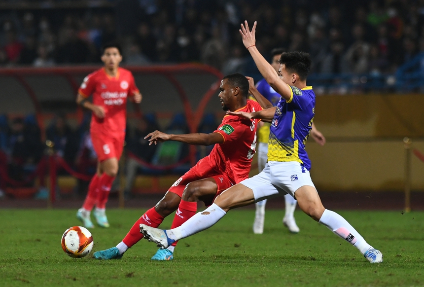 Bùi Hoàng Việt rách tất, bầm trán sau va chạm trong trận đấu với CLB Hà Nội - Ảnh 5. Bùi Hoàng Việt rách tất, bầm trán sau va chạm trong trận đấu với CLB Hà Nội - Ảnh 5.