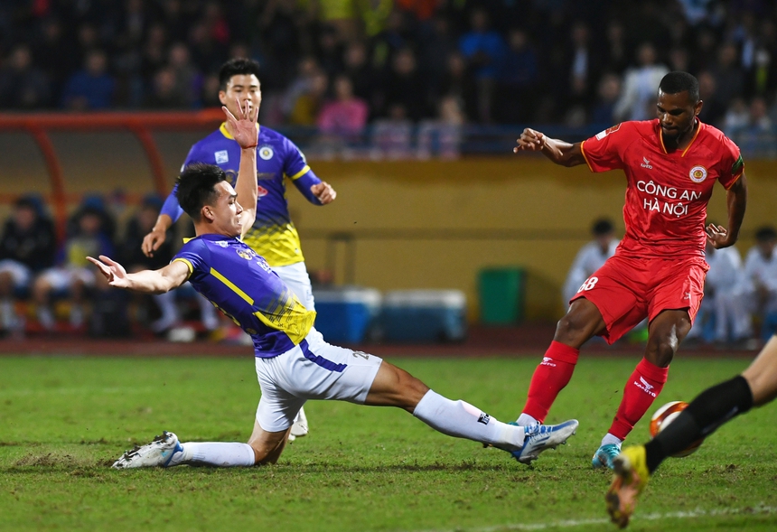 Bùi Hoàng Việt rách tất, bầm trán sau va chạm trong trận đấu với CLB Hà Nội - Ảnh 6. Bùi Hoàng Việt rách tất, bầm trán sau va chạm trong trận đấu với CLB Hà Nội - Ảnh 6.