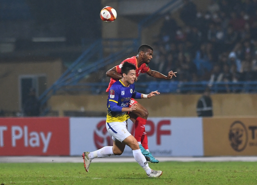 Bùi Hoàng Việt rách tất, bầm trán sau va chạm trong trận đấu với CLB Hà Nội - Ảnh 8. Bùi Hoàng Việt rách tất, bầm trán sau va chạm trong trận đấu với CLB Hà Nội - Ảnh 8.