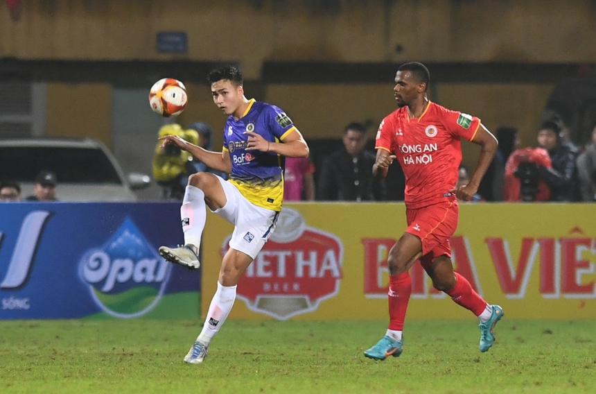 Bùi Hoàng Việt rách tất, bầm trán sau va chạm trong trận đấu với CLB Hà Nội - Ảnh 7. Bùi Hoàng Việt rách tất, bầm trán sau va chạm trong trận đấu với CLB Hà Nội - Ảnh 7.