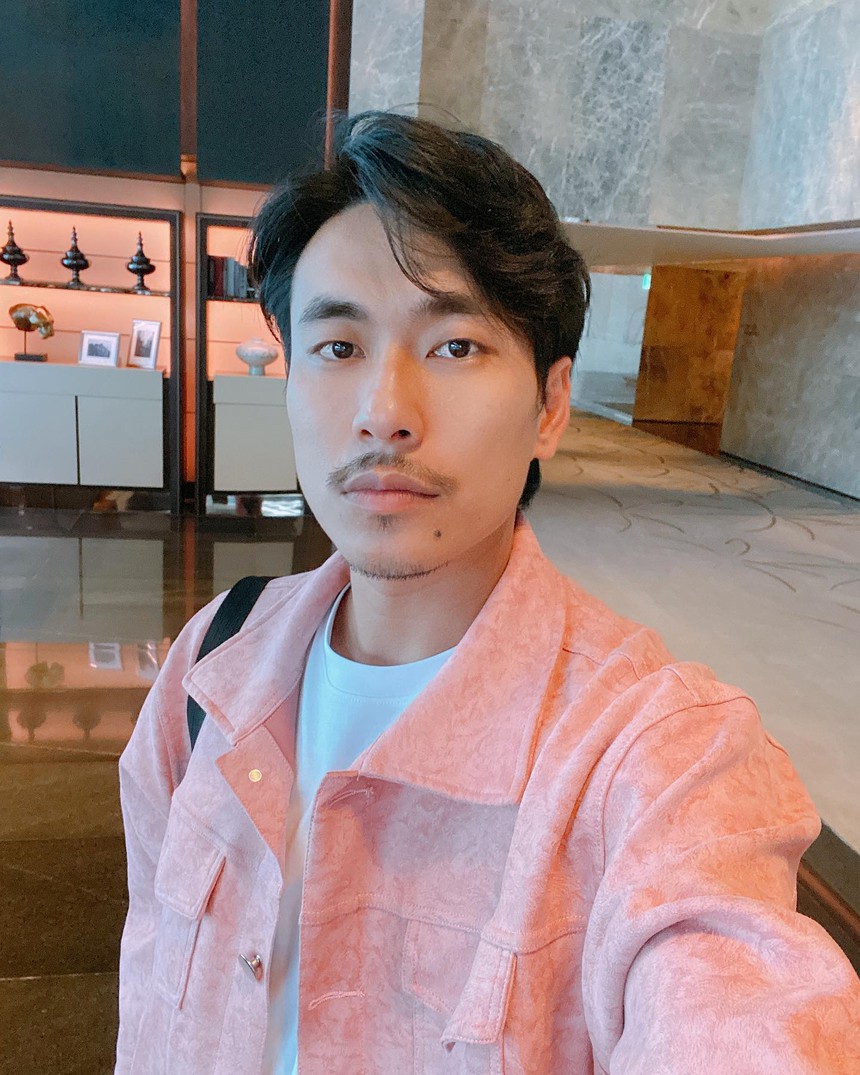 Loạt sao nam Vbiz cùng tuổi nhưng ngoại hình lại khác biệt đến ngỡ ngàng - Ảnh 2.