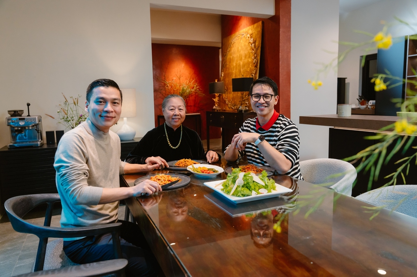 Cặp đôi LGBT đầu tiên kết hôn của showbiz Việt cải tạo cơ ngơi rộng 6 hecta giữa rừng thông Đà Lạt làm quà tặng mẹ: Tự mở suối, trồng rừng, biến ngôi nhà 20 tuổi thành căn biệt thự nghỉ dưỡng         - Ảnh 11.