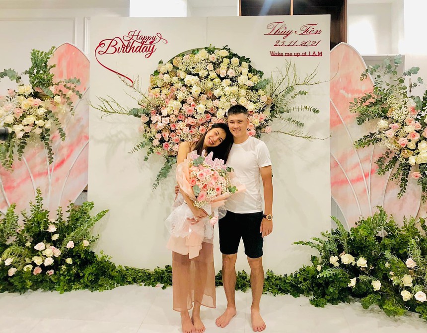 Vợ chồng Thủy Tiên 'xả kho' loạt ảnh xuất ngoại, tình cảm sau hơn thập kỷ bên nhau thể hiện qua chi tiết này - Ảnh 6. Vợ chồng Thủy Tiên 'xả kho' loạt ảnh xuất ngoại, tình cảm sau hơn thập kỷ bên nhau thể hiện qua chi tiết này - Ảnh 6.