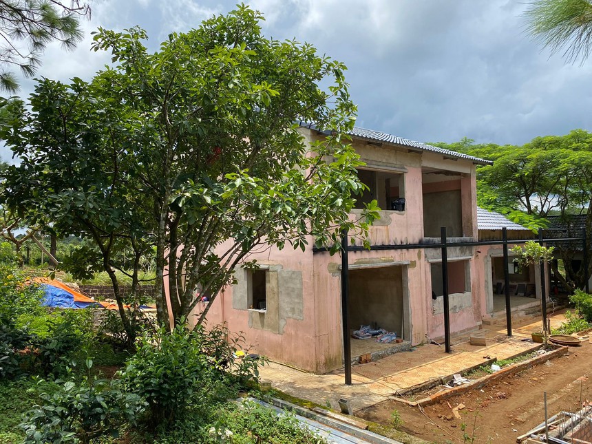 Cặp đôi LGBT đầu tiên kết hôn của showbiz Việt cải tạo cơ ngơi rộng 6 hecta giữa rừng thông Đà Lạt làm quà tặng mẹ: Tự mở suối, trồng rừng, biến ngôi nhà 20 tuổi thành căn biệt thự nghỉ dưỡng         - Ảnh 2.