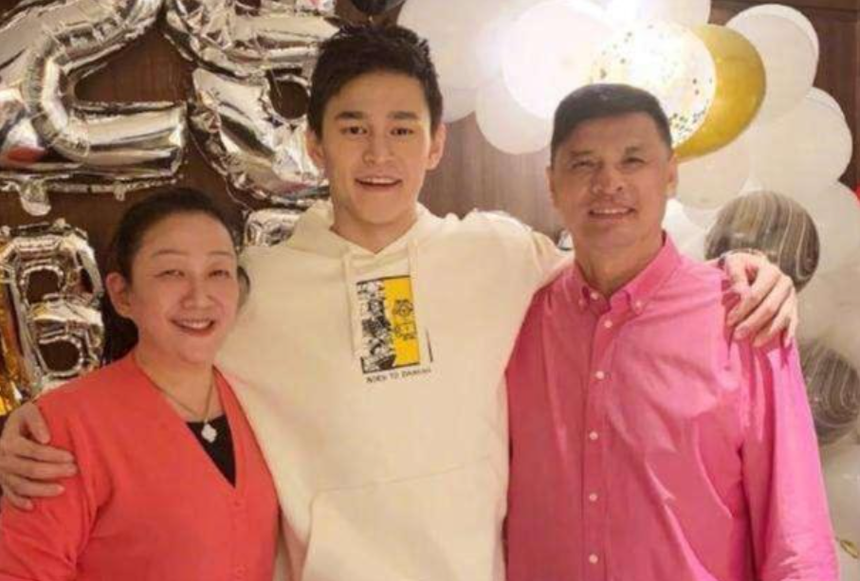 "Em chã" ngoài đời thực: Nam VĐV nổi tiếng năm lớp 6 vẫn được mẹ buộc dây giày cho, quen thói làm sai được mẹ bảo kê nên tiêu tan sự nghiệp - Ảnh 2.