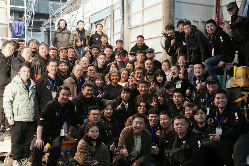 Thành Long bất ngờ xuất hiện ở trường quay phim mới của Dương Mịch - Ảnh 2.