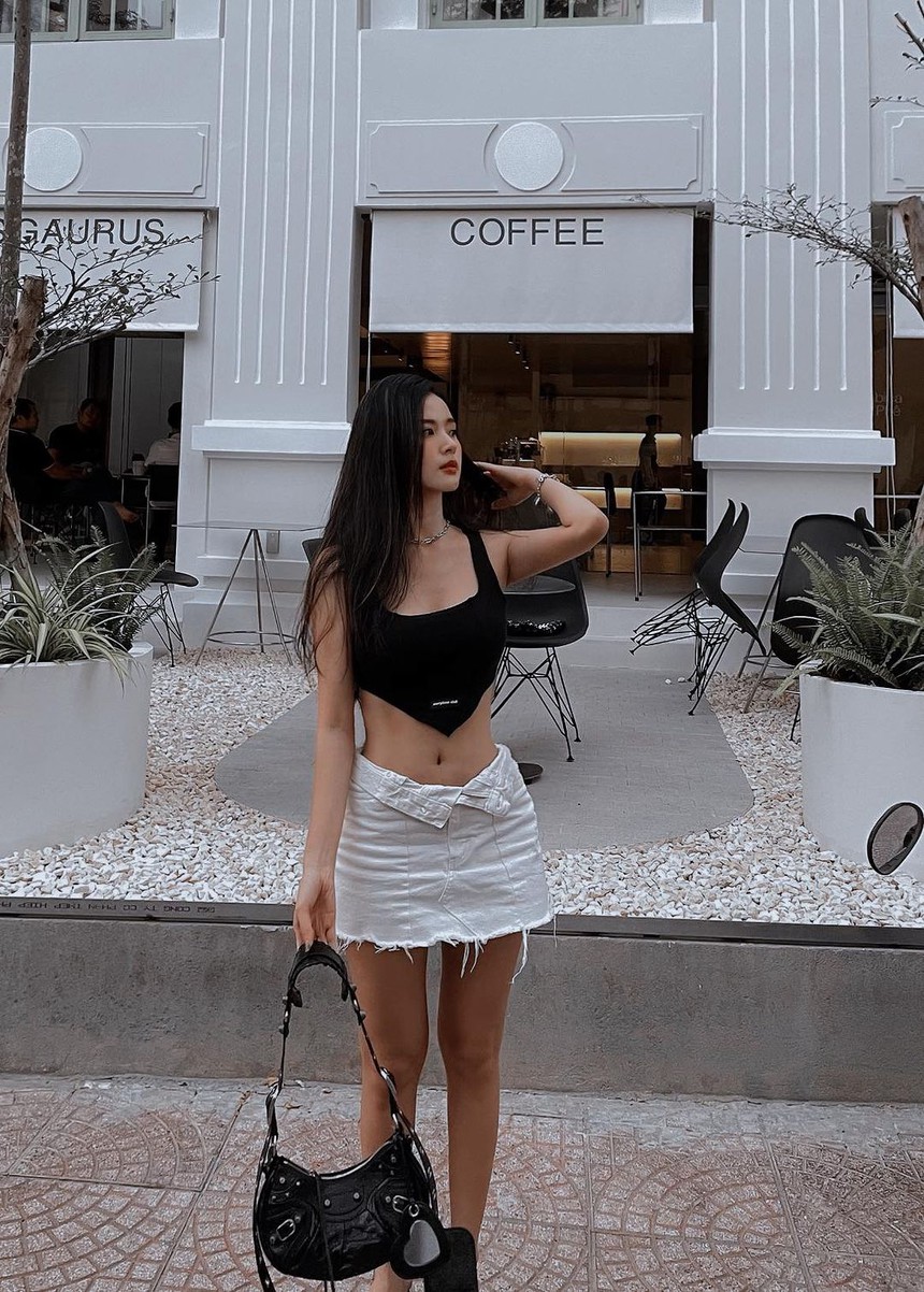 Giảng viên midu chăm diện crop top khoe eo con kiến, U - Ảnh 1.