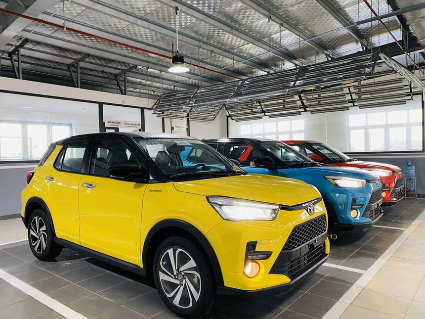 Loạt xe lật đổ ngôi vương đầu năm 2023: Raize lần đầu vượt Sonet, Accent bán chạy gấp 4 lần Vios - Ảnh 2. Loạt xe lật đổ ngôi vương đầu năm 2023: Raize lần đầu vượt Sonet, Accent bán chạy gấp 4 lần Vios - Ảnh 2.