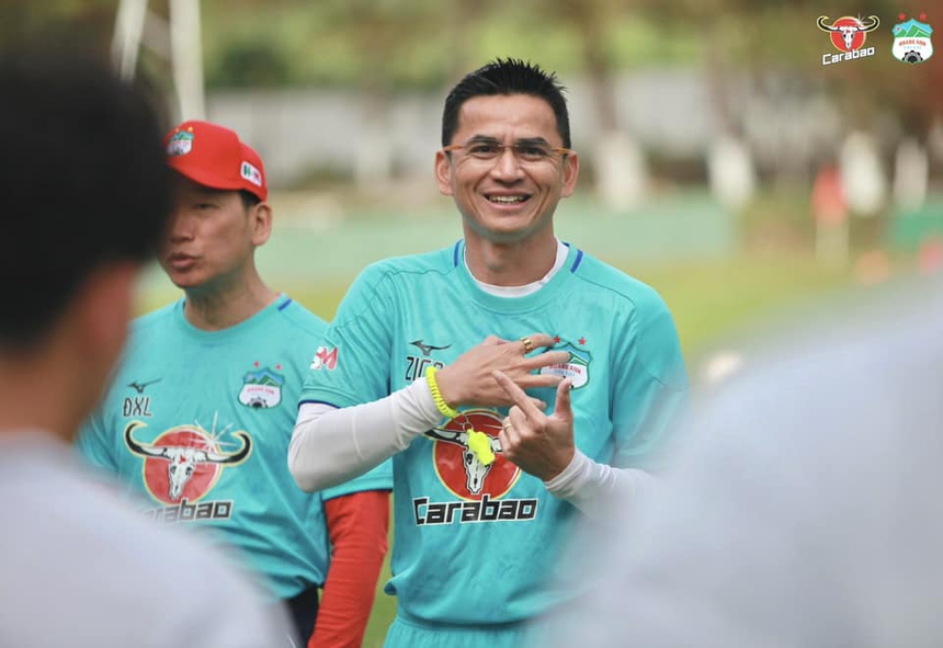 Bóng đá Việt Nam ngày 22/1: HLV Kiatisuk được vinh danh tại Thái Lan - Ảnh 1. Bóng đá Việt Nam ngày 22/1: HLV Kiatisuk được vinh danh tại Thái Lan - Ảnh 1.