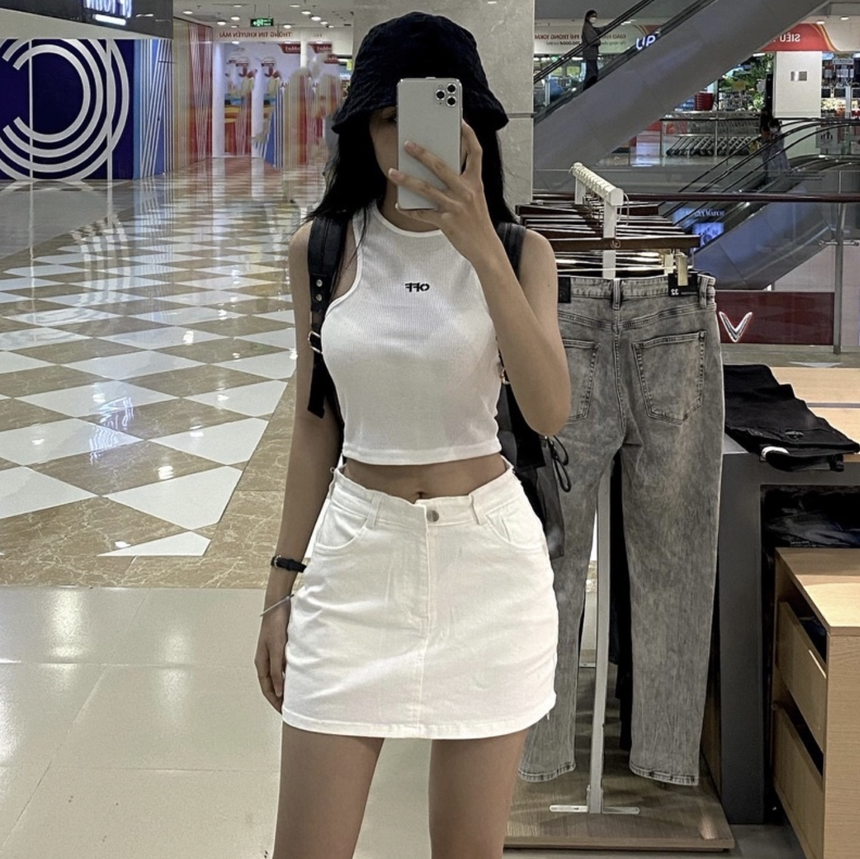 Giảng viên Midu chăm diện crop top khoe eo con kiến ở tuổi 33, phối đồ cao tay chẳng thua kém hội teen girl - Ảnh 2.