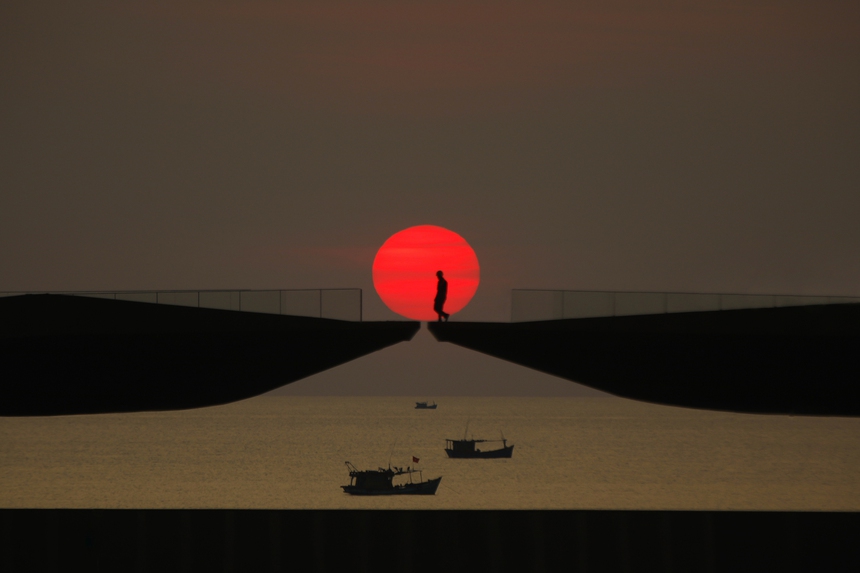 Cầu Hôn khiến giới trẻ 'phát sốt' dịp Valentine sau cảnh quay đẹp như mơ trong MV 'Em đồng ý' - Ảnh 4.