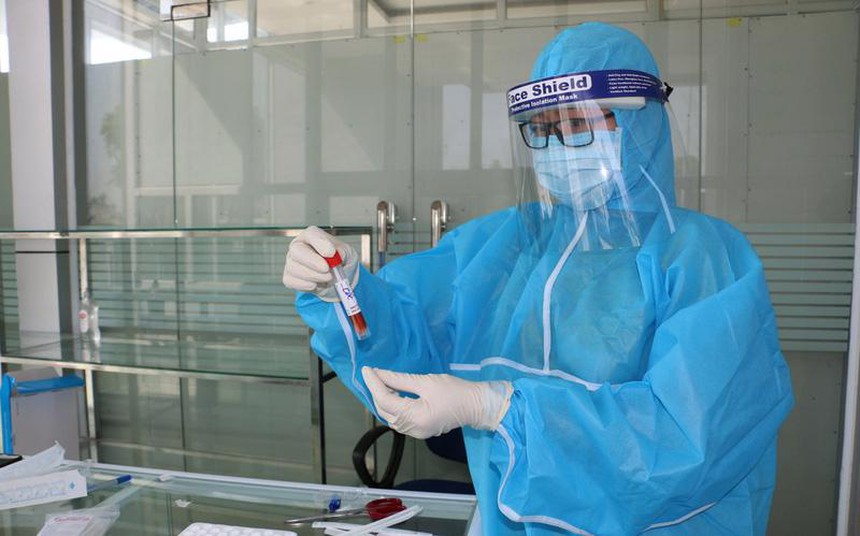 Từ ngày 1/4, Covid-19 được coi là bệnh nghề nghiệp, được hưởng bảo hiểm xã hội - Ảnh 1.