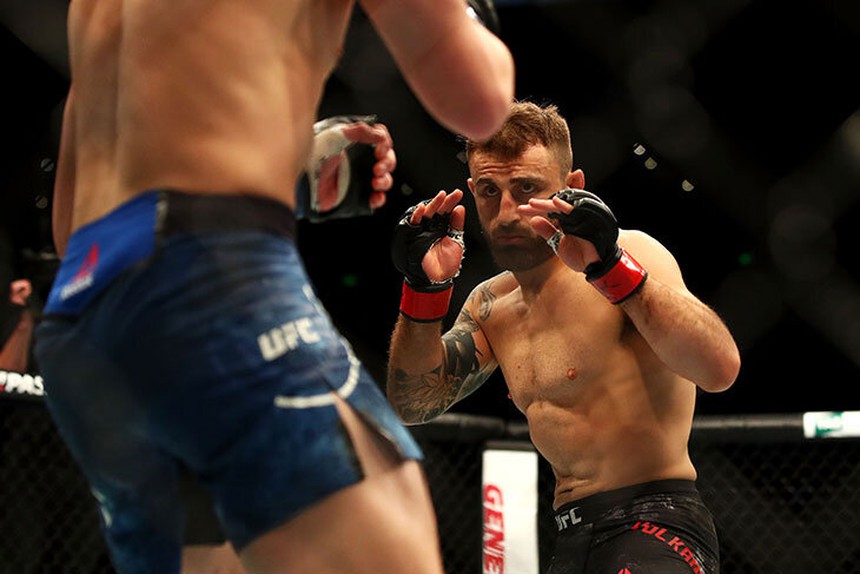 Võ sĩ số 1 thế giới Alex Volkanovski: Giảm 30 kg để đấu MMA, từng suýt mất mạng khi đi máy bay - Ảnh 2.