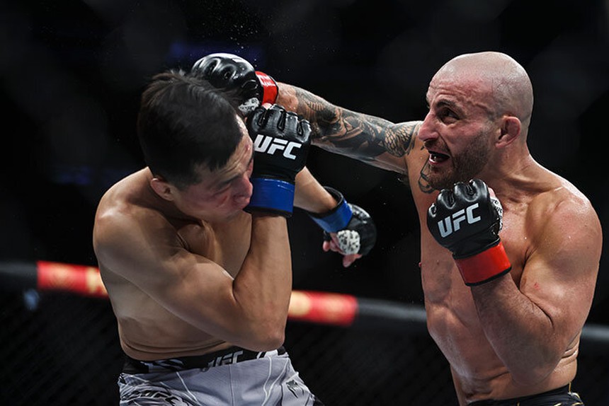 Võ sĩ số 1 thế giới Alex Volkanovski: Giảm 30 kg để đấu MMA, từng suýt mất mạng khi đi máy bay - Ảnh 3.