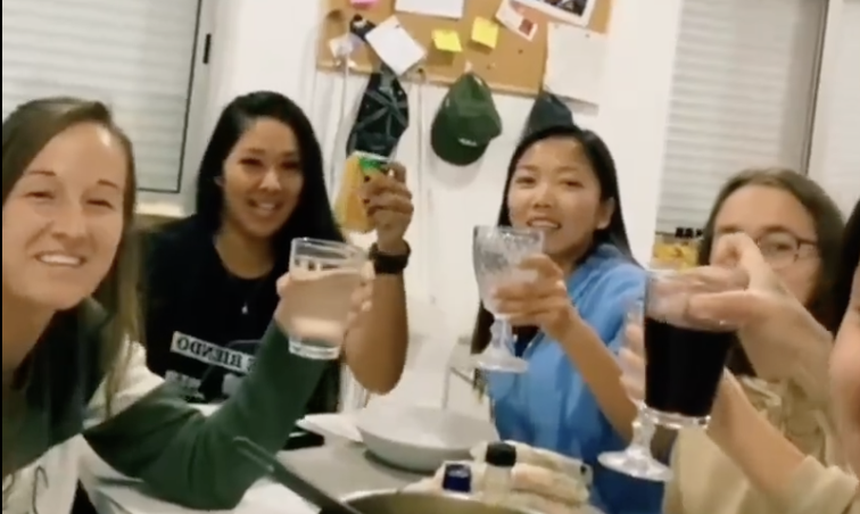 Huỳnh Như dạy các đồng đội Lank FC nấu món Việt, cụng ly theo kiểu rất Việt Nam - Ảnh 2.