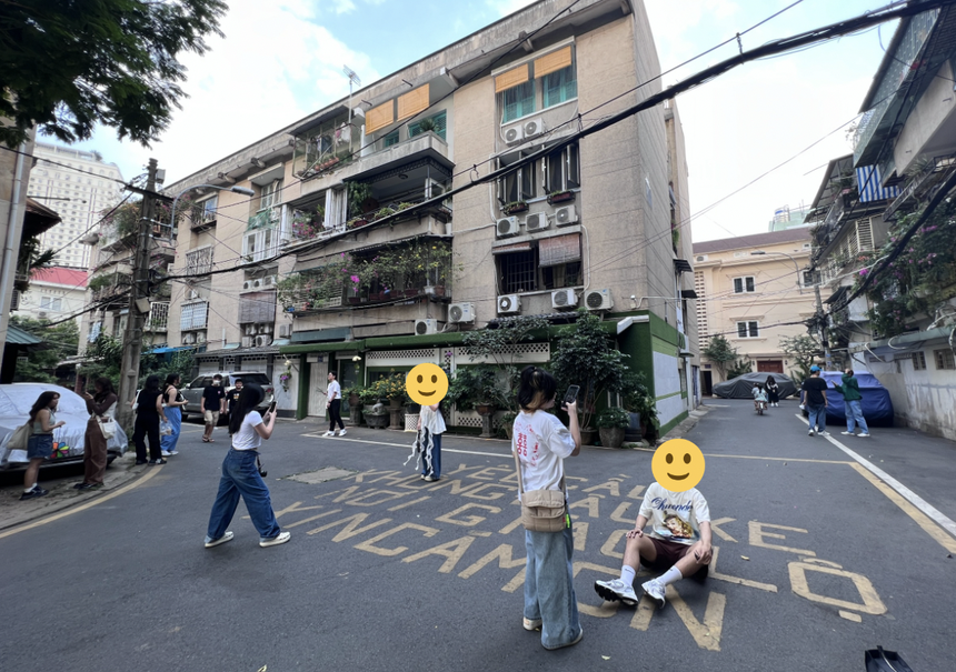 Dù bị phàn nàn nhưng “con hẻm Hàn Quốc” vẫn chật kín người chụp hình, người dân chán nản vì mất không gian chung - Ảnh 7.