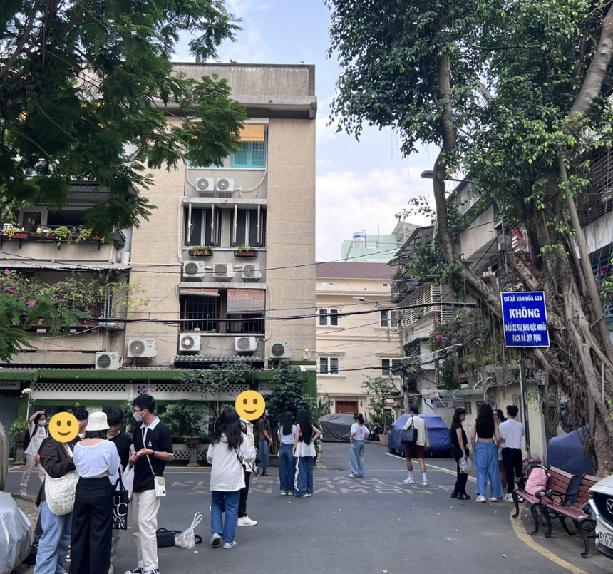 Dù bị phàn nàn nhưng “con hẻm Hàn Quốc” vẫn chật kín người chụp hình, người dân chán nản vì mất không gian chung - Ảnh 4.