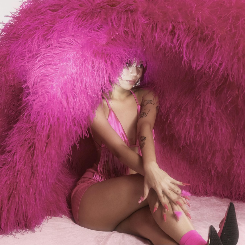 tlinh “lăn lê bò trườn" ở nhà Quỳnh Anh Shyn, cư dân mạng tranh cãi: Sexy hay thiếu chừng mực? - Ảnh 1. tlinh “lăn lê bò trườn" ở nhà Quỳnh Anh Shyn, cư dân mạng tranh cãi: Sexy hay thiếu chừng mực? - Ảnh 1.