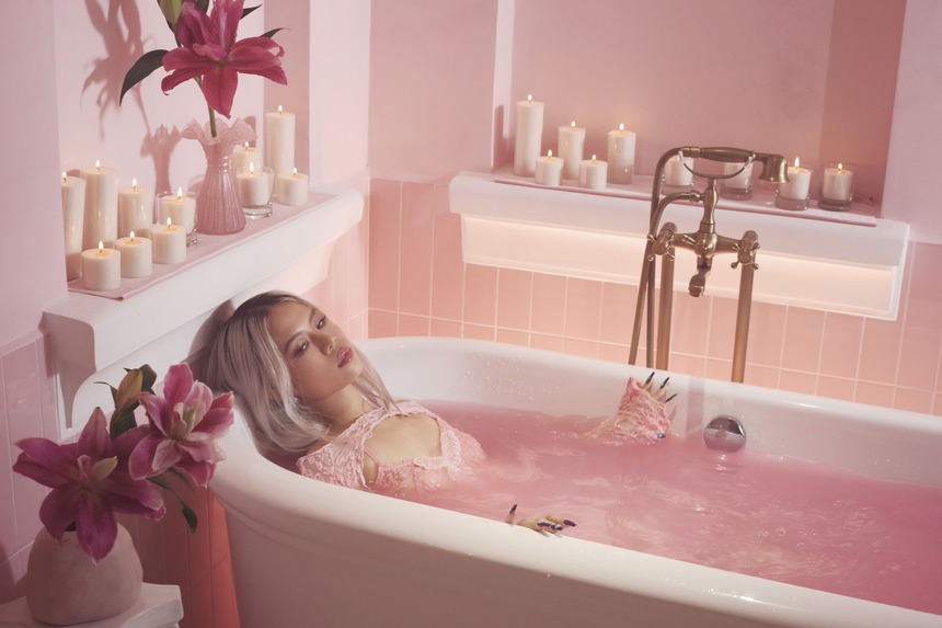 tlinh “lăn lê bò trườn" ở nhà Quỳnh Anh Shyn, cư dân mạng tranh cãi: Sexy hay thiếu chừng mực? - Ảnh 5. tlinh “lăn lê bò trườn" ở nhà Quỳnh Anh Shyn, cư dân mạng tranh cãi: Sexy hay thiếu chừng mực? - Ảnh 5.