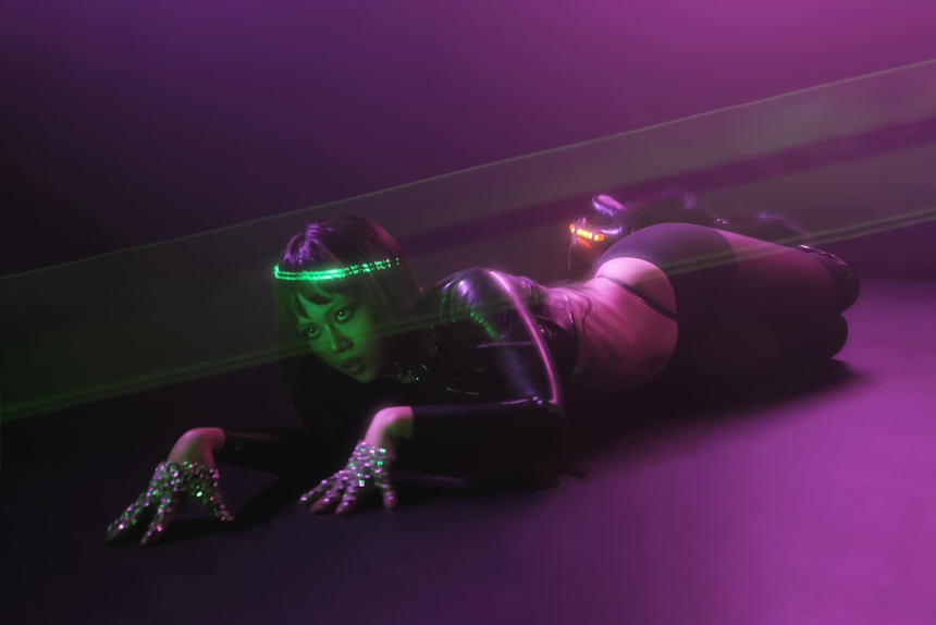 tlinh “lăn lê bò trườn" ở nhà Quỳnh Anh Shyn, cư dân mạng tranh cãi: Sexy hay thiếu chừng mực? - Ảnh 6. tlinh “lăn lê bò trườn" ở nhà Quỳnh Anh Shyn, cư dân mạng tranh cãi: Sexy hay thiếu chừng mực? - Ảnh 6.