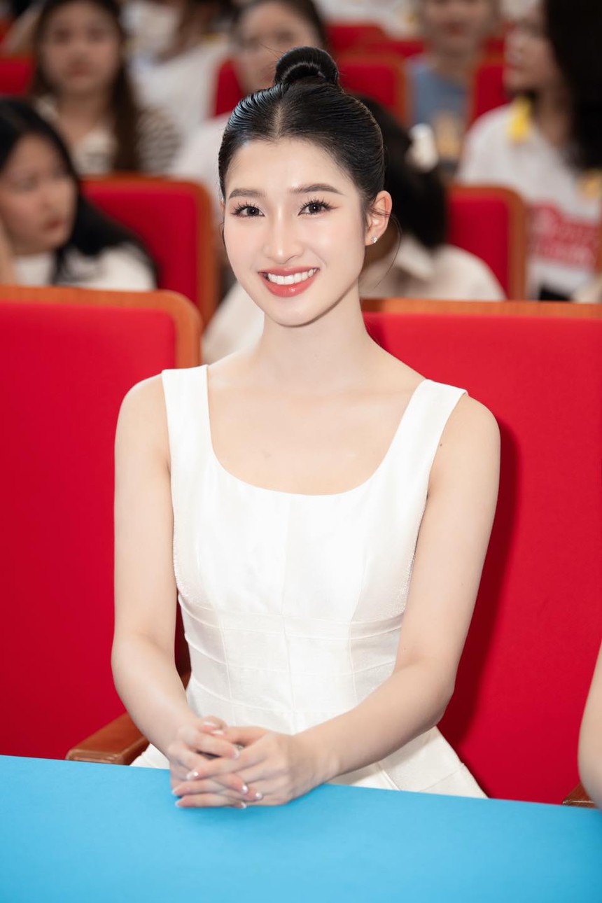 Phương Nhi và loạt ảnh xinh chuẩn danh hiệu thần tiên tỉ tỉ: Đẹp át cả Hoa hậu Việt Nam khi đụng hàng, ảnh cam thường gây bão - Ảnh 6.