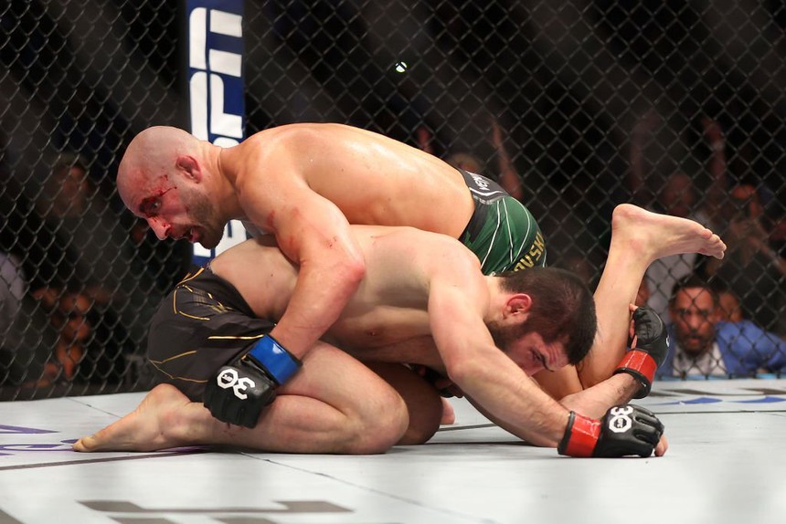 Makhachev đánh bại Volkanovski trong trận đấu lịch sử, bảo vệ thành công đai hạng nhẹ UFC - Ảnh 4.