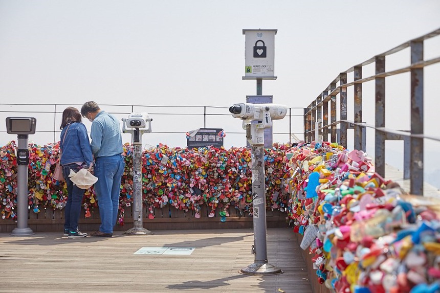 Truyền thống mừng Valentine trên thế giới: Có nơi còn dùng thiệp để trang trí nhà cửa  - Ảnh 1.