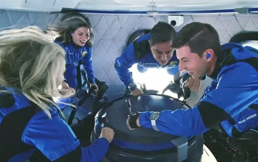 YouTuber bá đạo, chi hẳn 32 tỷ du hành vũ trụ, bay vào không gian để làm nội dung cho người xem - Ảnh 2. YouTuber bá đạo, chi hẳn 32 tỷ du hành vũ trụ, bay vào không gian để làm nội dung cho người xem - Ảnh 2.