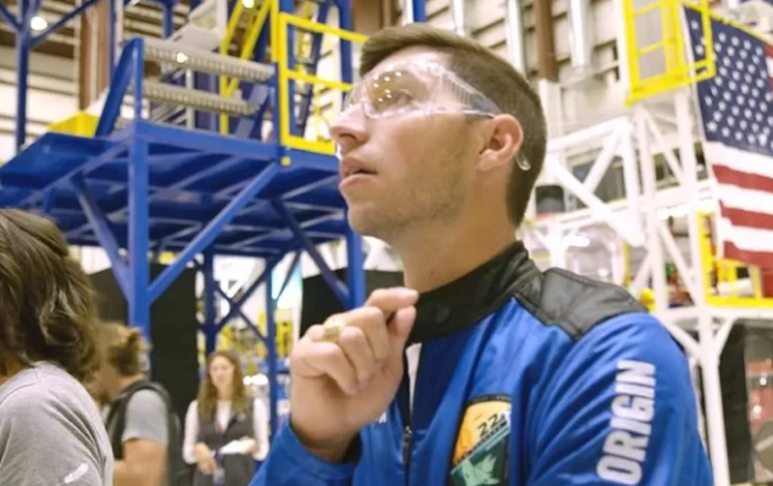 YouTuber bá đạo, chi hẳn 32 tỷ du hành vũ trụ, bay vào không gian để làm nội dung cho người xem - Ảnh 1. YouTuber bá đạo, chi hẳn 32 tỷ du hành vũ trụ, bay vào không gian để làm nội dung cho người xem - Ảnh 1.