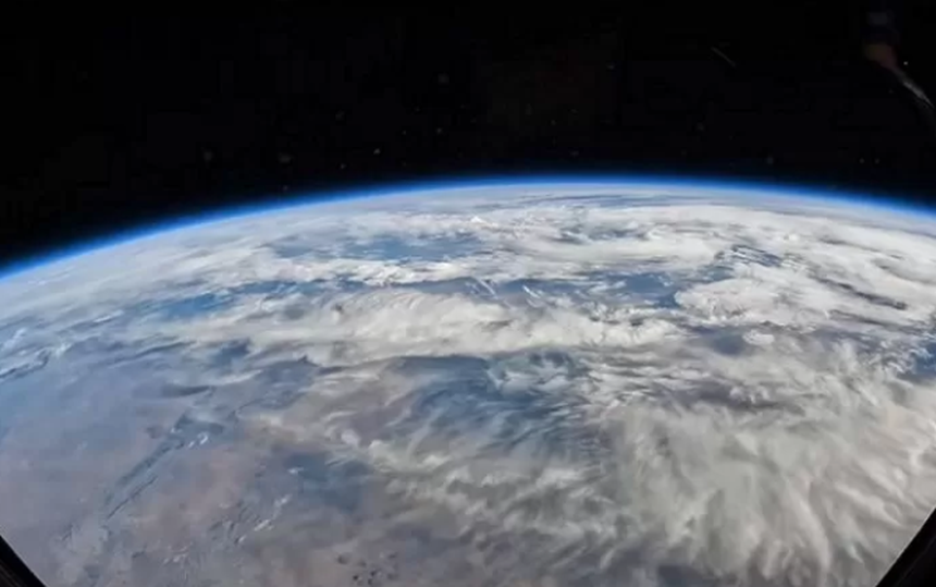 YouTuber bá đạo, chi hẳn 32 tỷ du hành vũ trụ, bay vào không gian để làm nội dung cho người xem - Ảnh 3. YouTuber bá đạo, chi hẳn 32 tỷ du hành vũ trụ, bay vào không gian để làm nội dung cho người xem - Ảnh 3.