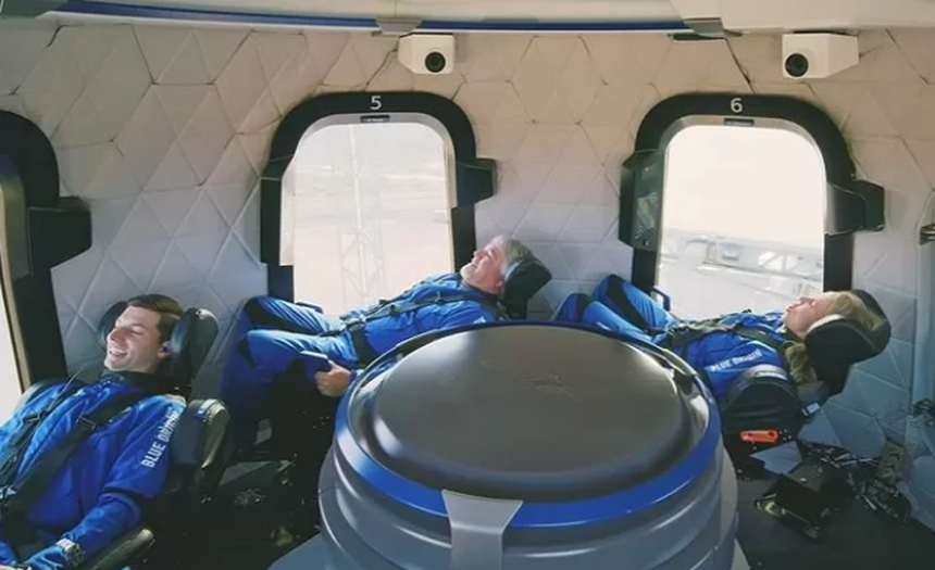 YouTuber bá đạo, chi hẳn 32 tỷ du hành vũ trụ, bay vào không gian để làm nội dung cho người xem - Ảnh 4. YouTuber bá đạo, chi hẳn 32 tỷ du hành vũ trụ, bay vào không gian để làm nội dung cho người xem - Ảnh 4.