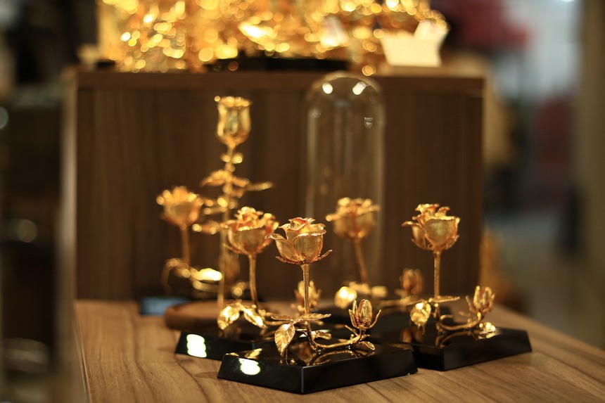 Hoa hồng mạ vàng - món quà 'khuấy đảo' thị trường quà tặng Valentine 2023 - Ảnh 2. Hoa hồng mạ vàng - món quà 'khuấy đảo' thị trường quà tặng Valentine 2023 - Ảnh 2.