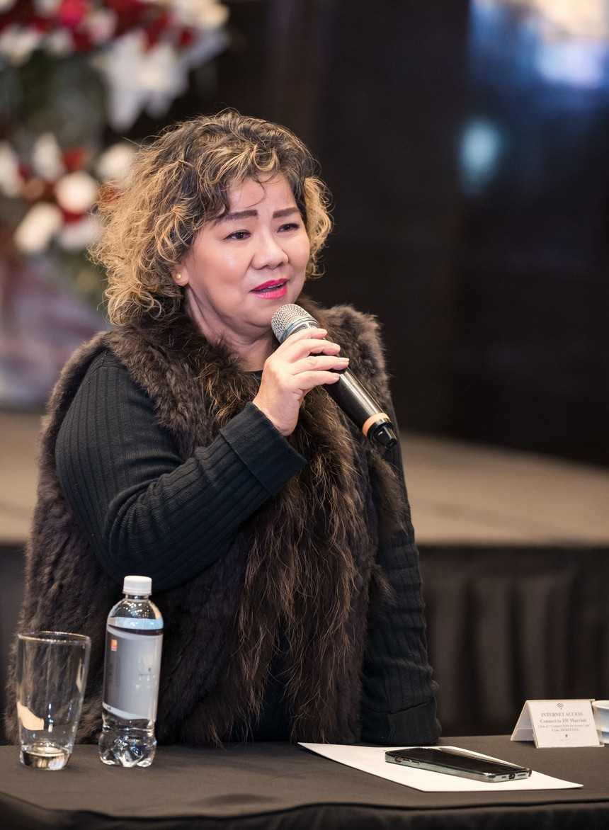 NSND Thanh Hoa: Hôn nhân 40 năm viên mãn dù tuổi 70 mới được mặc váy cưới - Ảnh 2. NSND Thanh Hoa: Hôn nhân 40 năm viên mãn dù tuổi 70 mới được mặc váy cưới - Ảnh 2.