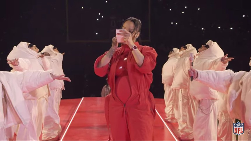 Trọn vẹn màn trình diễn Super Bowl của nũ tỉ phú: Khoe bụng bầu vẫn diễn trên không cực chiến, gây sốt khi kẻ mắt ngay trên sân khấu! - Ảnh 6.