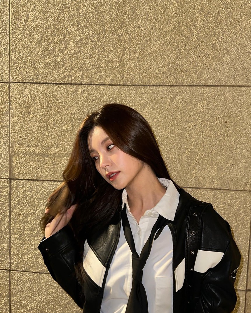 Đụng hàng mẫu váy, Jennie Blackpink và Yeji ITZY ai nhỉnh hơn - Ảnh 5. Đụng hàng mẫu váy, Jennie Blackpink và Yeji ITZY ai nhỉnh hơn - Ảnh 5.