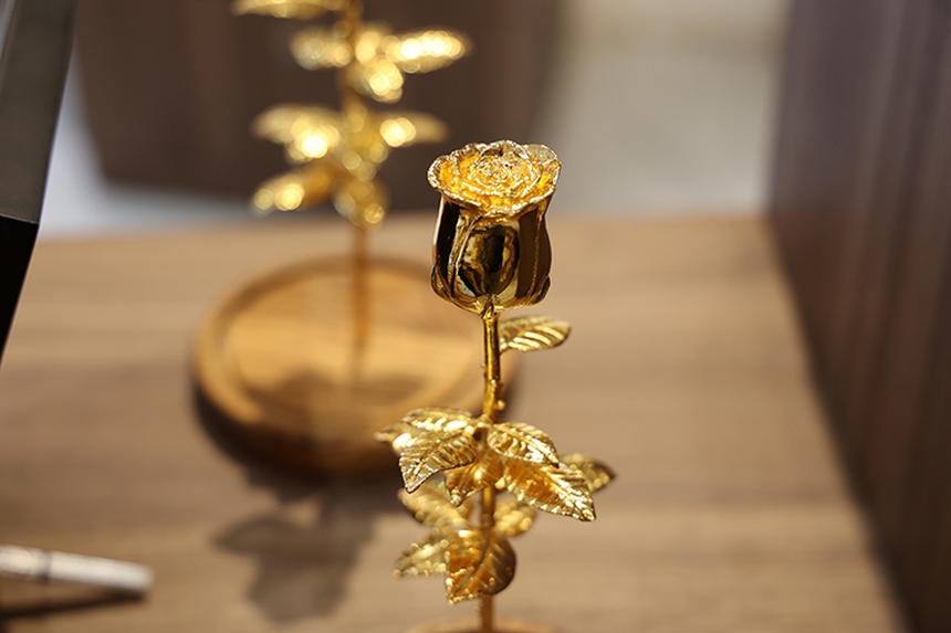 Hoa hồng mạ vàng - món quà 'khuấy đảo' thị trường quà tặng Valentine 2023 - Ảnh 1. Hoa hồng mạ vàng - món quà 'khuấy đảo' thị trường quà tặng Valentine 2023 - Ảnh 1.