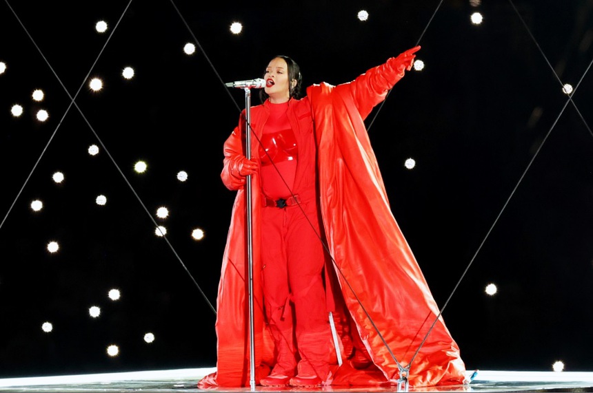 Rihanna gây choáng khi mang bụng bầu lên sân khấu Super Bowl - Ảnh 3.