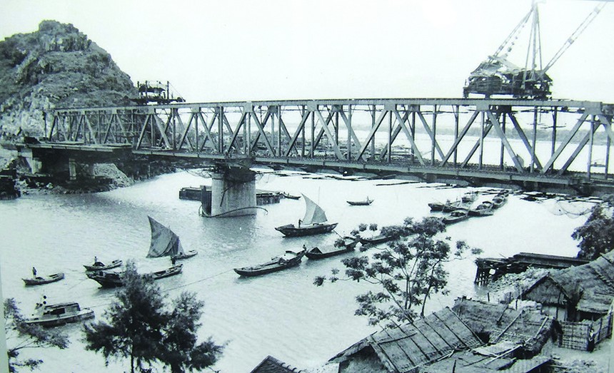 Ảnh = Ký ức = Lịch sử (kỳ 60): Có một cầu Hàm Rồng trong các ảnh cũ - Ảnh 1.