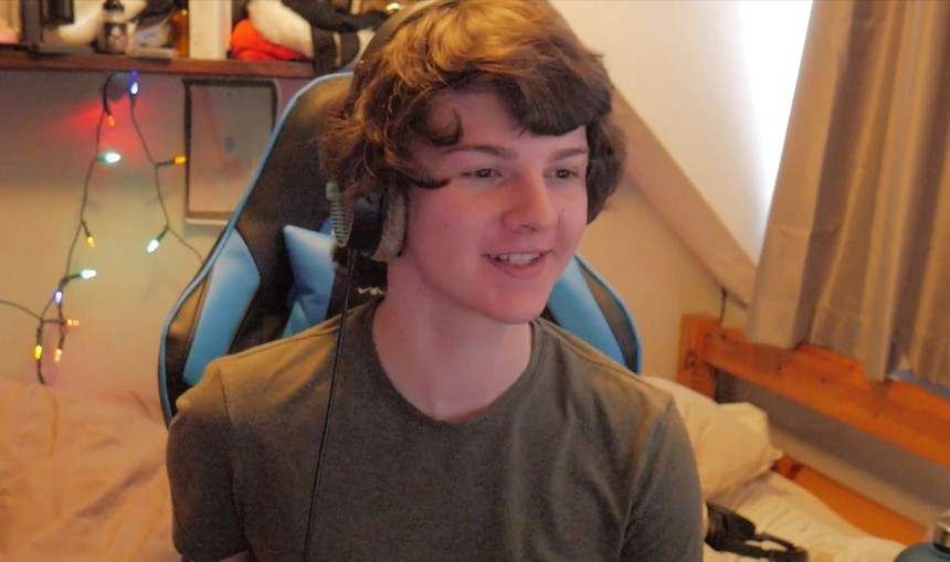 Ăn mặc, trang điểm như con gái, nam streamer bất ngờ bị cấm kênh khi tự chạm vòng một của chính mình - Ảnh 2.