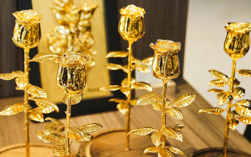Hoa hồng mạ vàng - món quà 'khuấy đảo' thị trường quà tặng Valentine 2023 - Ảnh 4. Hoa hồng mạ vàng - món quà 'khuấy đảo' thị trường quà tặng Valentine 2023 - Ảnh 4.