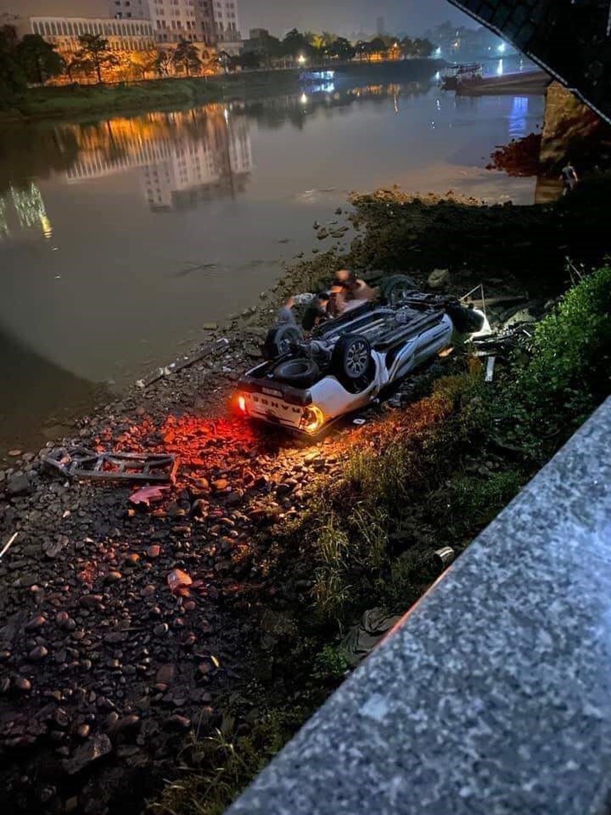 Không làm chủ tốc độ, ô tô lao xuống sông, ba người thương vong - Ảnh 1.