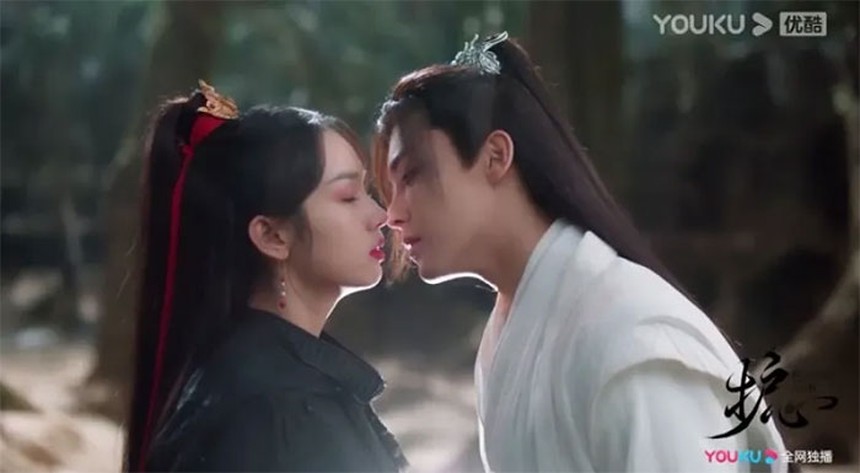 Showbiz náo loạn vì Trần Phi Vũ lộ ảnh 'nóng': 3 mỹ nhân vạ lây tức tưởi, 1 bạn diễn bị mắng vì... mê ăn lễ - Ảnh 4.