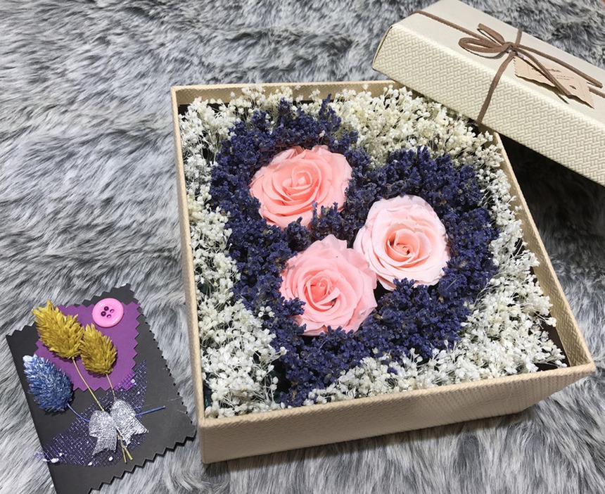 Bán quà valentine - Ảnh 1.