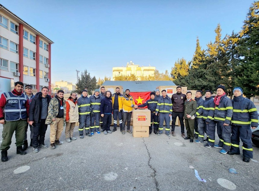 Động đất tại Thổ Nhĩ Kỳ và Syria: Đoàn Việt Nam trao tặng 2 tấn thiết bị y tế cho Thổ Nhĩ Kỳ - Ảnh 1.