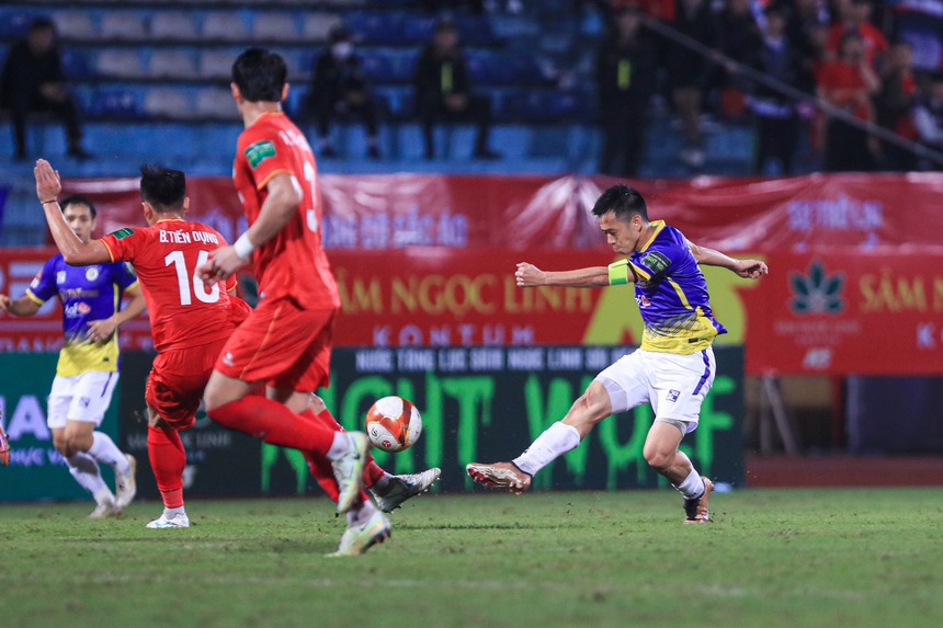 Văn Quyết rực sáng ở V-League và "đổi đời" ở đội tuyển Việt Nam - Ảnh 2.