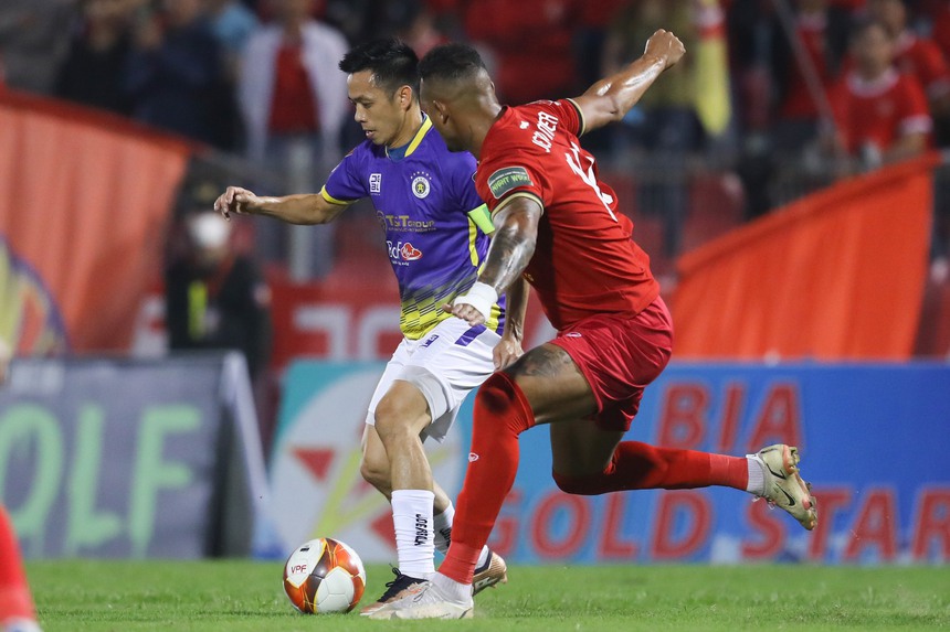 2 Quả bóng vàng lập công, Hà Nội FC đoạt ngôi đầu bảng sau trận cầu nghẹt thở - Ảnh 1.