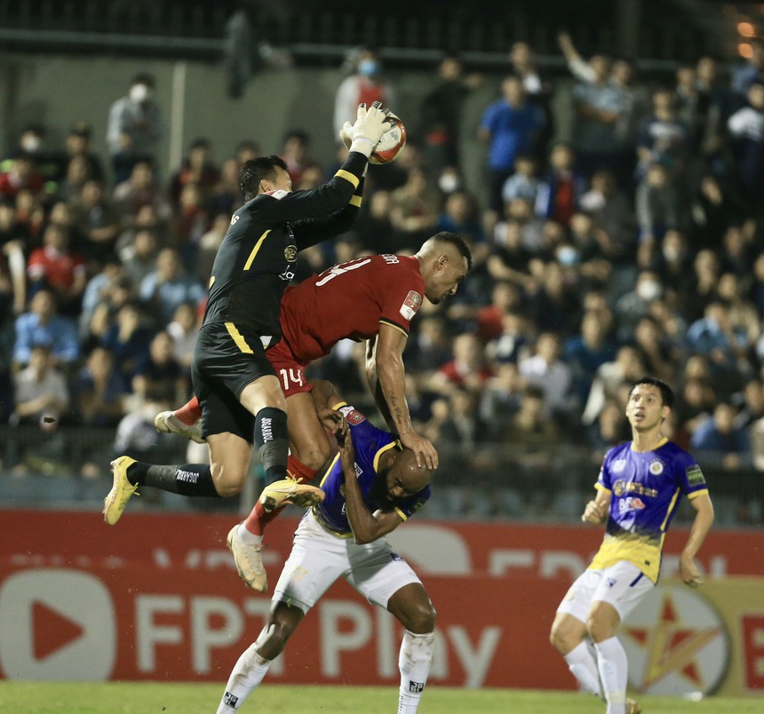 CLB Hà Nội vững vàng ngôi đầu nhờ công lớn của "sao già" tưởng hết thời từ vài năm trước - Ảnh 1. CLB Hà Nội vững vàng ngôi đầu nhờ công lớn của "sao già" tưởng hết thời từ vài năm trước - Ảnh 1.